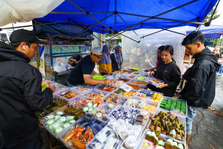 Diverse offerings at a vibrant street food market in Jawa Barat, Indonesia.